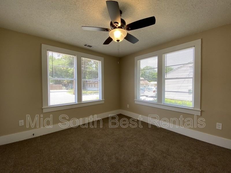 1504 Crutcher St - Photo 4 of 8