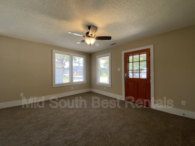 1504 Crutcher St - Photo 2 of 8