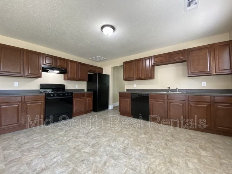 1504 Crutcher St - Photo 3 of 8