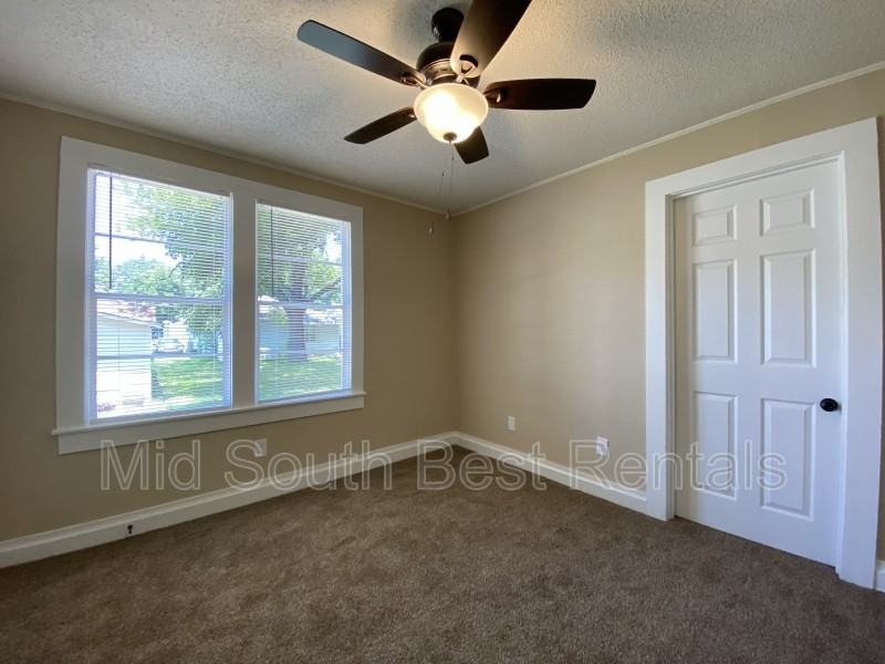 1504 Crutcher St - Photo 6 of 8