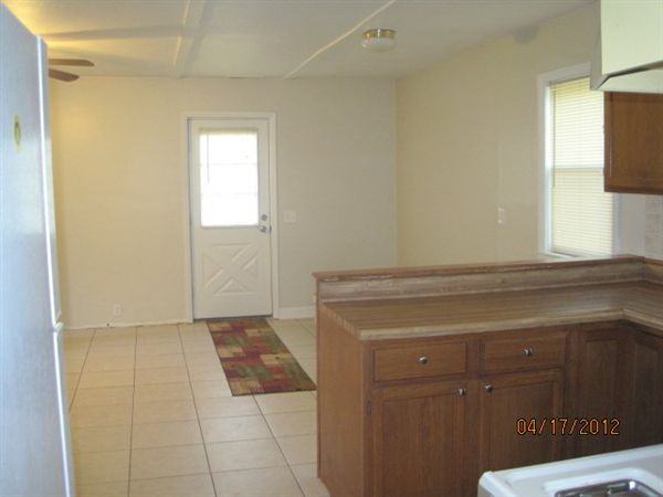 980 S Chestnut St - Photo 3 of 8