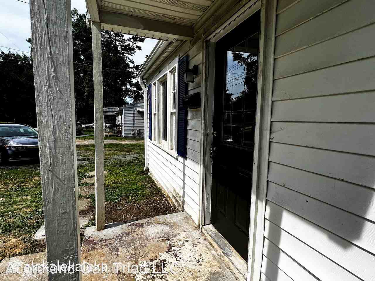 305 N Cobb Ave - Photo 2 of 15