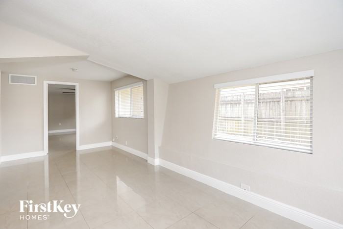 2041 Acapulco Dr - Photo 3 of 15