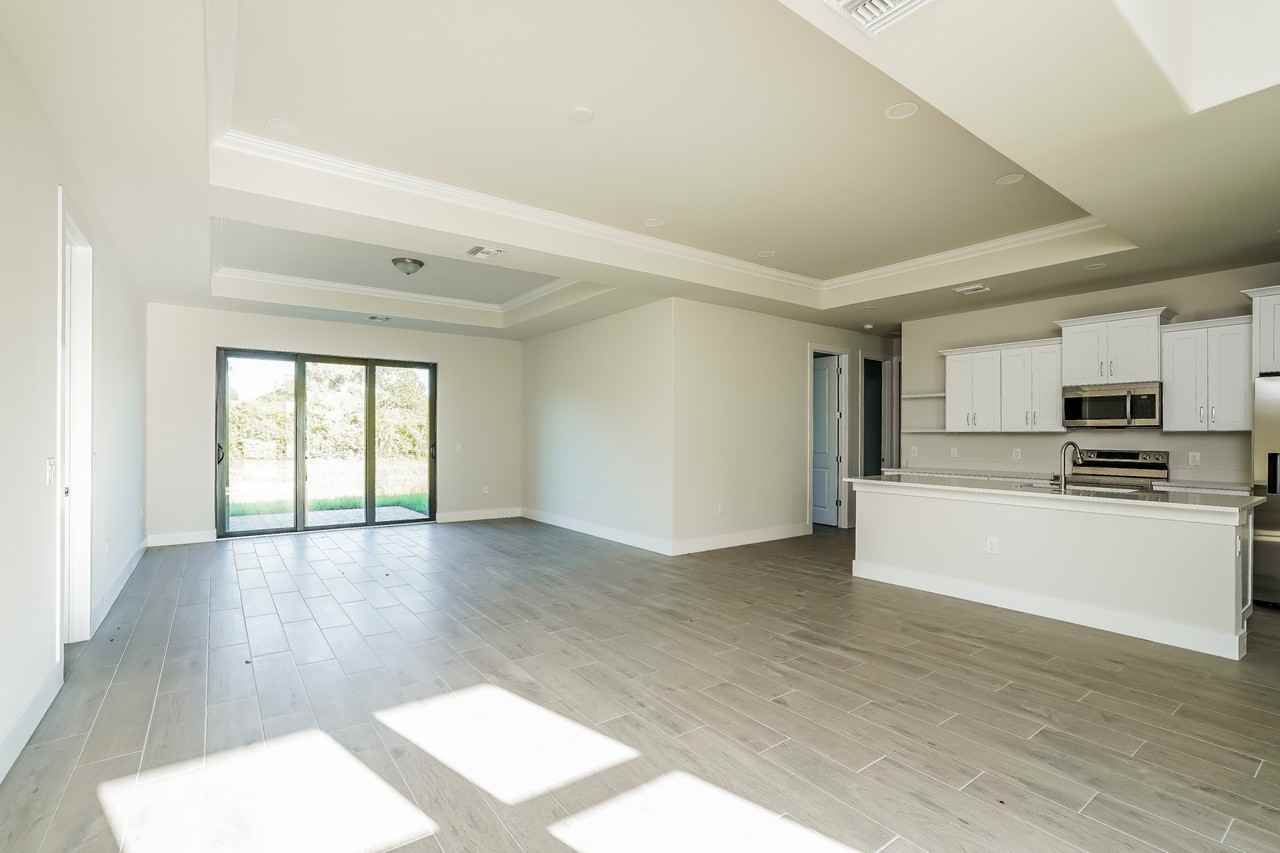 6129 Higgins Ave - Photo 3 of 15