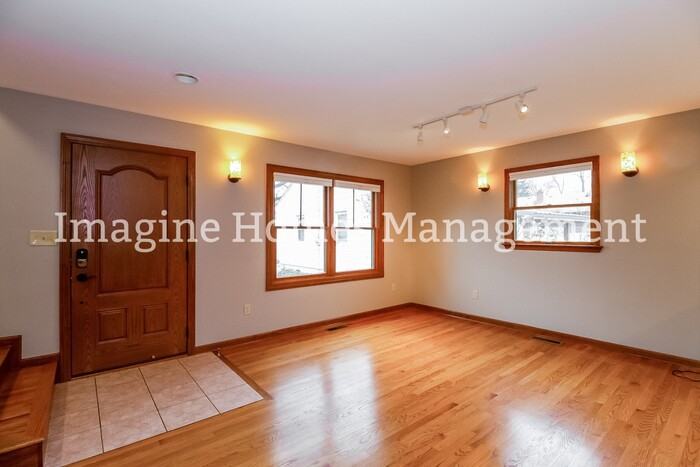 4548 Leslie Ave - Photo 3 of 17