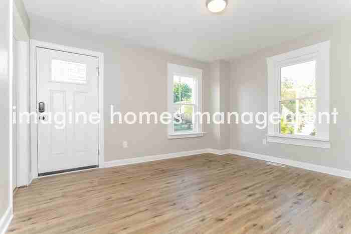 4119 Lansdowne Ave - Photo 3 of 14