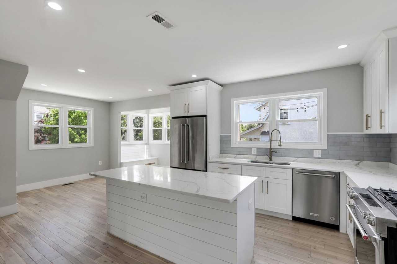 Dazzling Woodridge home on large corner lot with big yard - Photo 4 of 25