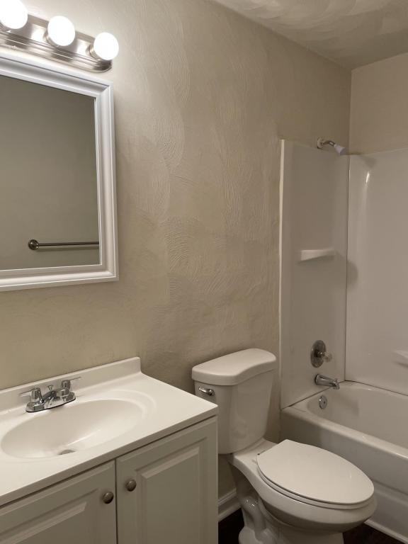 885 Washington Ave #Unit - Photo 3 of 10