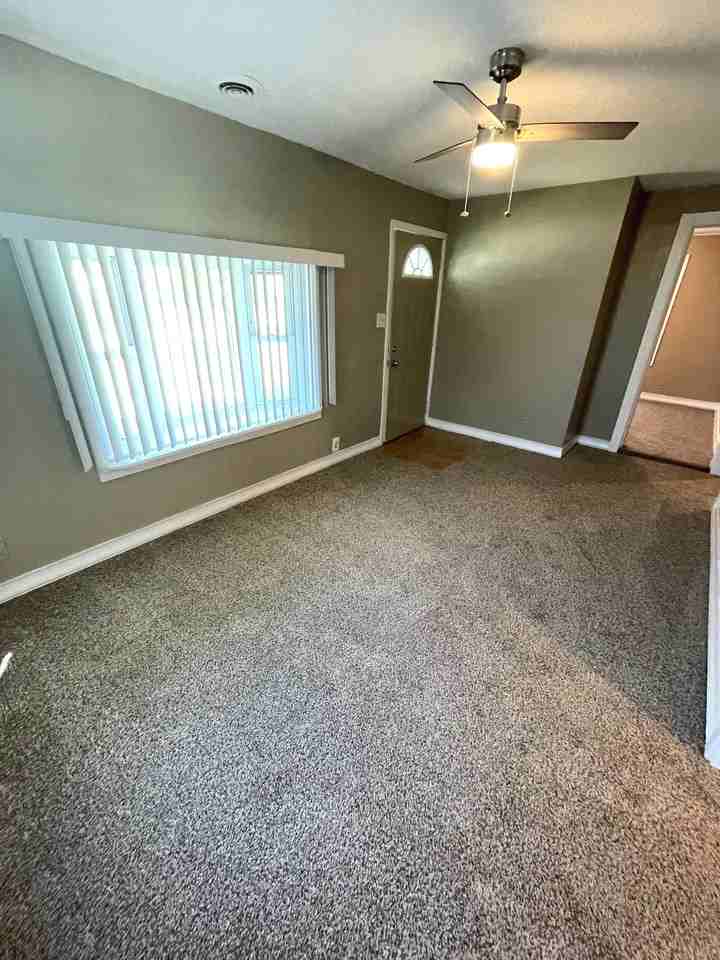 1404 N Locke St - Photo 2 of 17