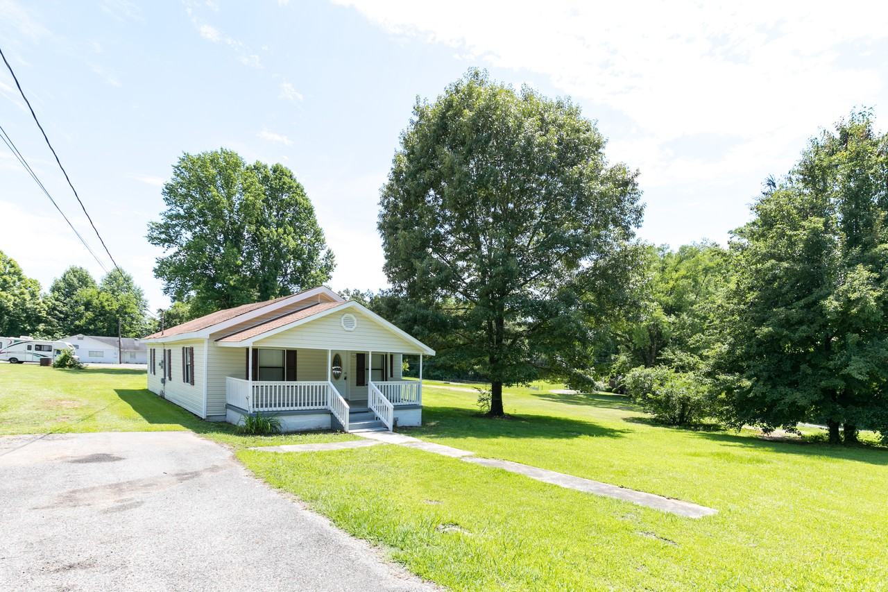 573 7th Ave Sw - Photo 3 of 27