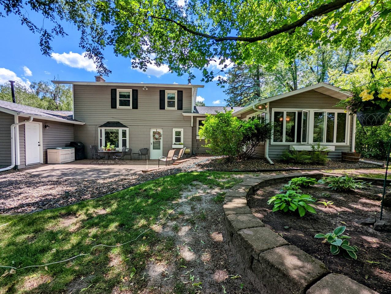2553 Crestline Dr - Photo 2 of 21