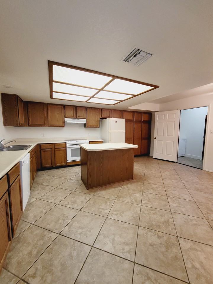 13831 N Kendall Dr - Photo 3 of 15