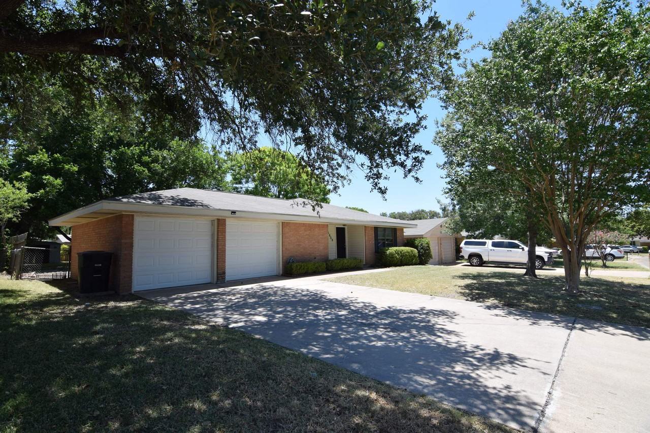 3809 Lancelot Ln - Photo 3 of 20