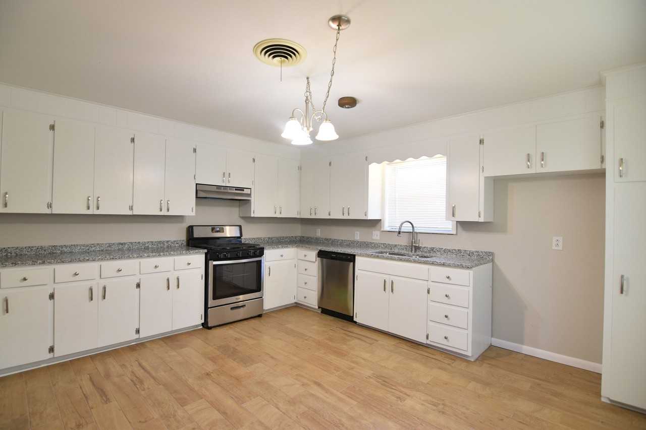 3809 Lancelot Ln - Photo 4 of 20