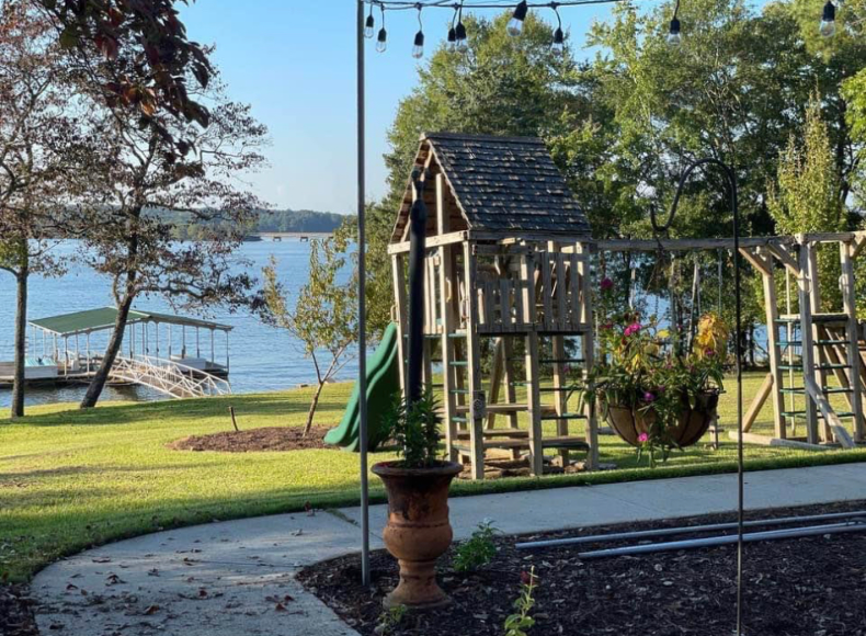 219 Edgewater Dr - Photo 3 of 19