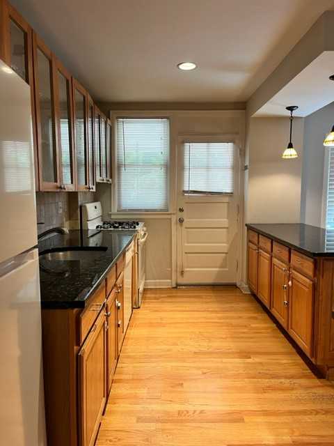 244 Elgin Ave #1