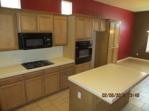 811 S Kenneth Ave - Photo 3 of 12