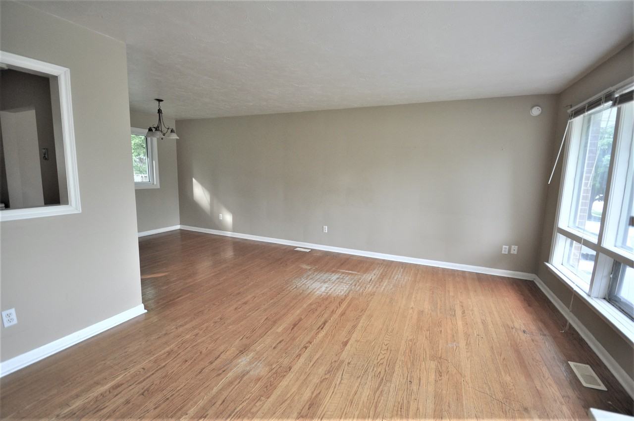 82 Rose - Photo 3 of 8