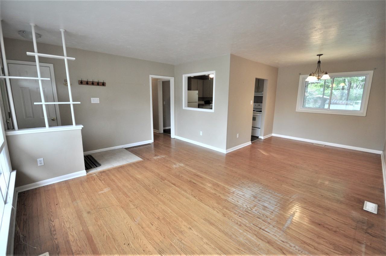 82 Rose - Photo 2 of 8