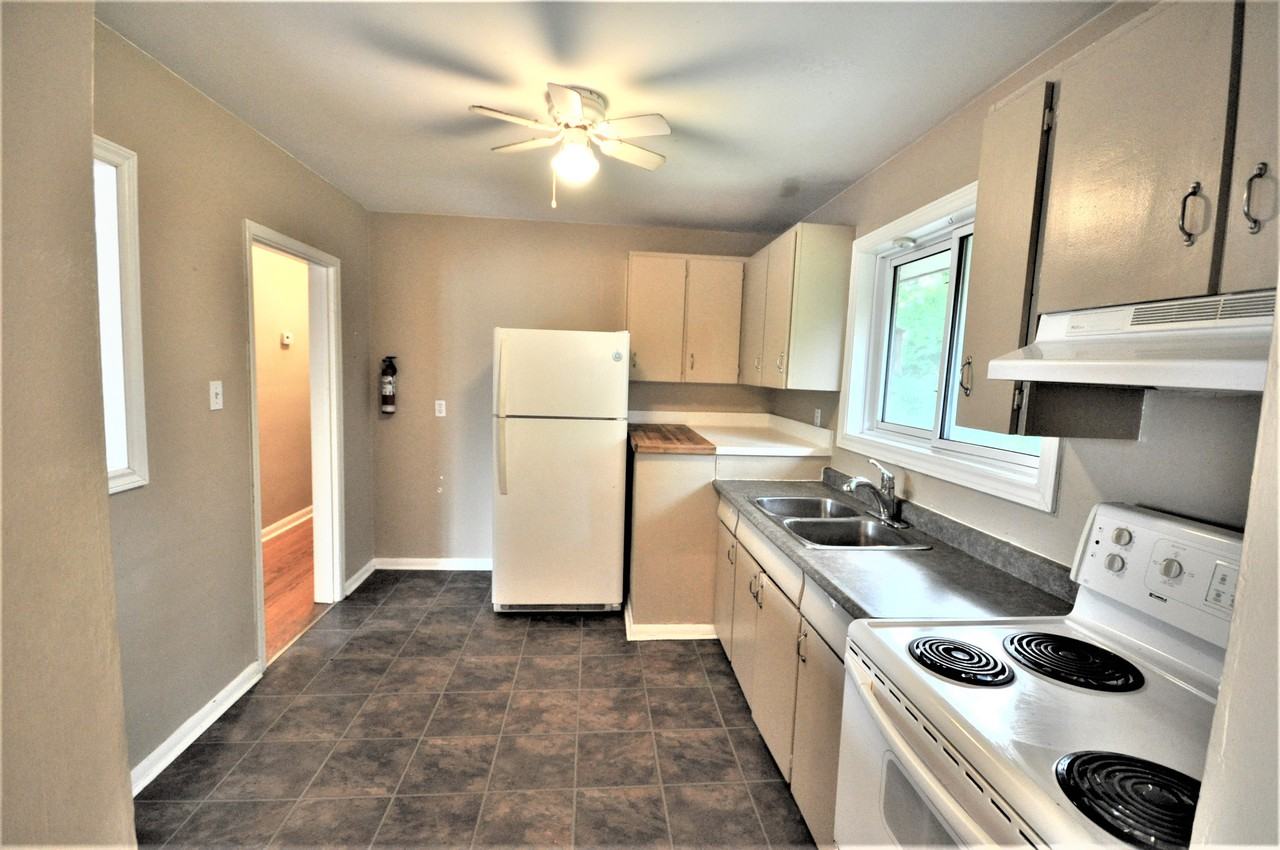 82 Rose - Photo 4 of 8