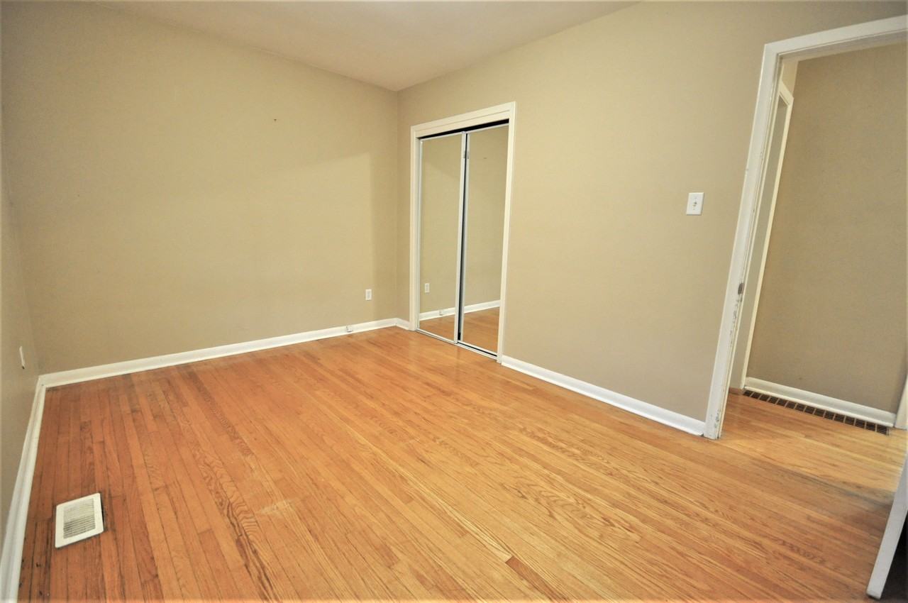 82 Rose - Photo 7 of 8