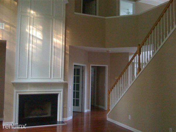 335 Chichester Ct - Photo 3 of 6