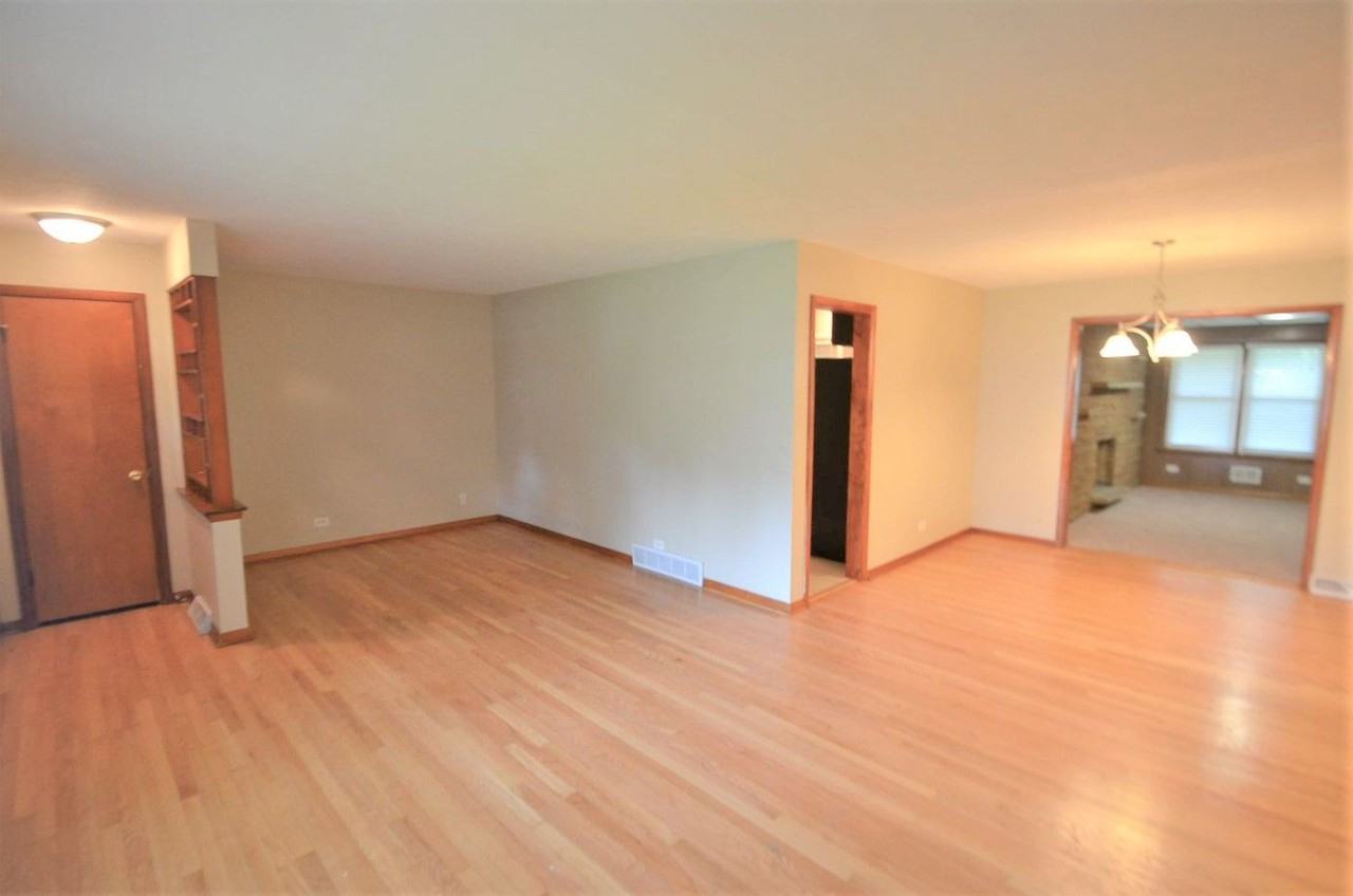 11919 S 69th Ct - Photo 2 of 9