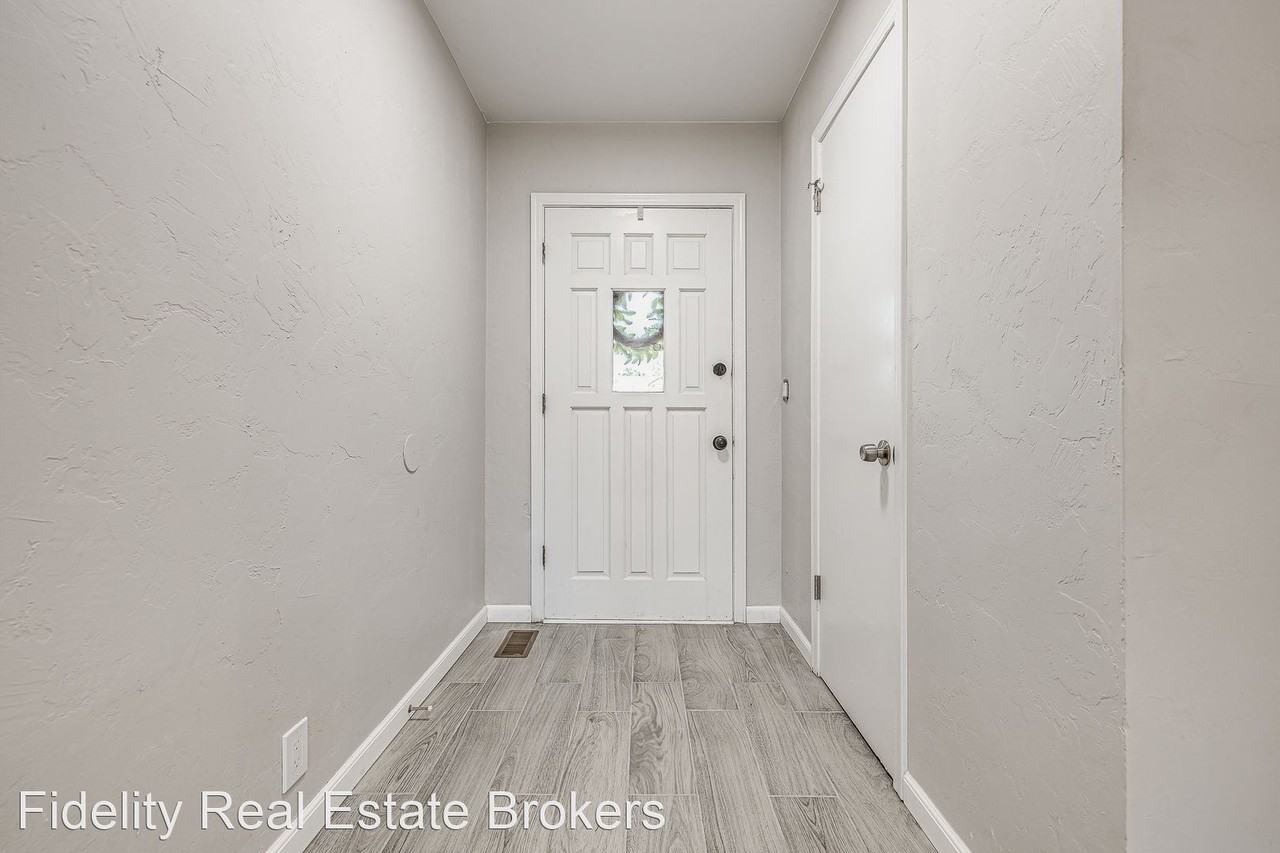 2617 Silvertree Dr - Photo 2 of 34