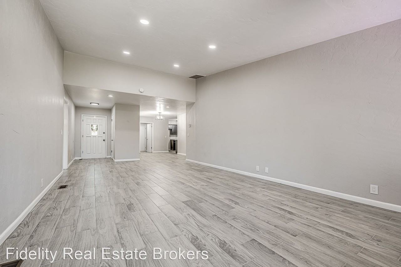 2617 Silvertree Dr - Photo 3 of 34