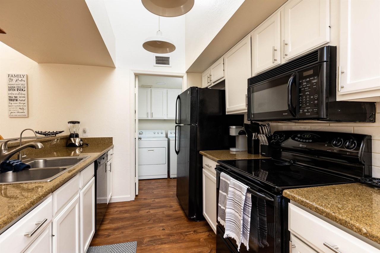 1111 Summit Place #10 - Photo 4 of 10