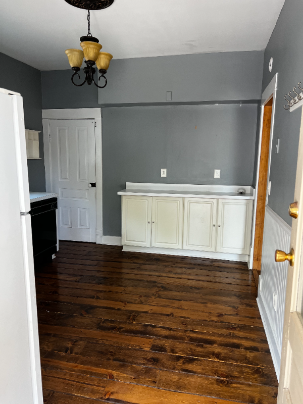 527 E Grand River Ave - Photo 2 of 24