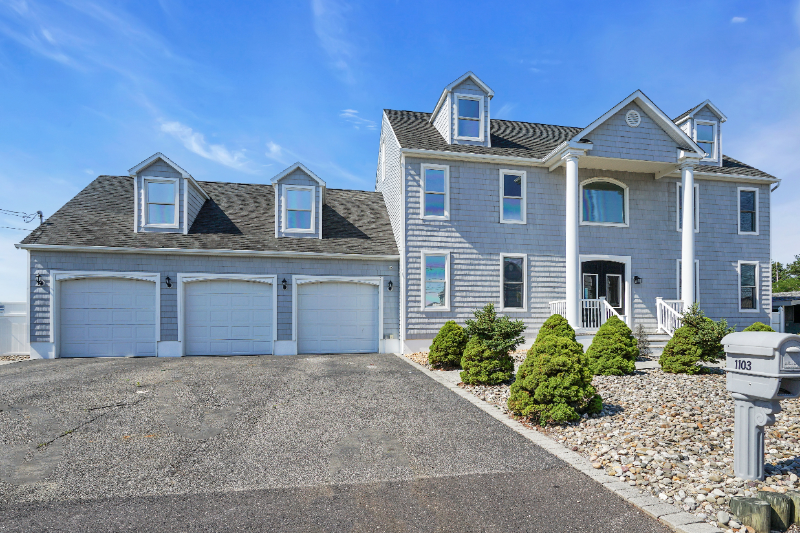 1103 Laurel Blvd - Photo 2 of 50