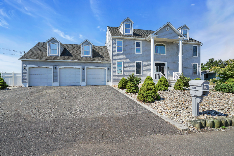 1103 Laurel Blvd - Photo 3 of 50