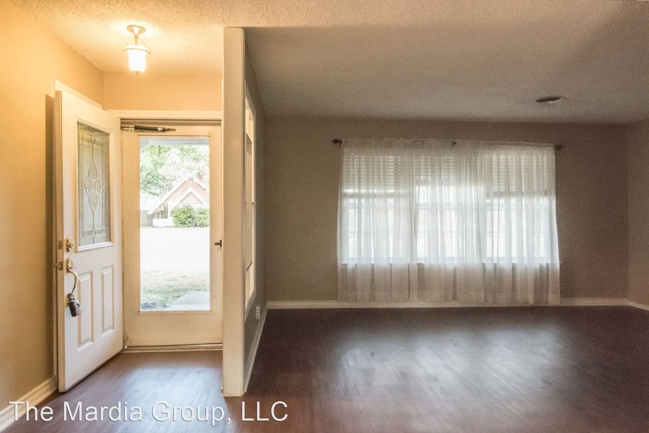 1003 Oakwood Dr - Photo 3 of 22