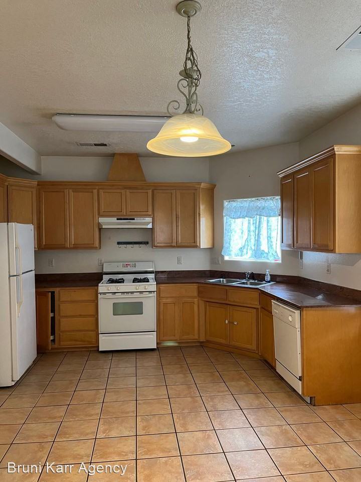 4743 Spanish Sun Ave Ne - Photo 3 of 8