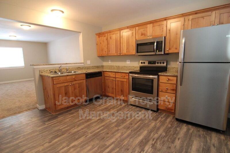 105 Lincoln Dr - Photo 2 of 14