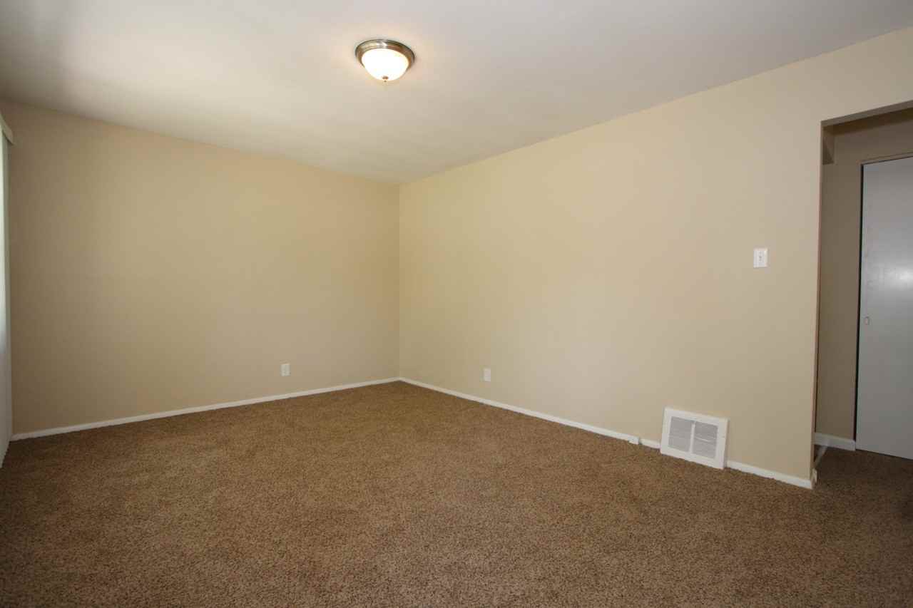 7748 Paddington Dr - Photo 3 of 16