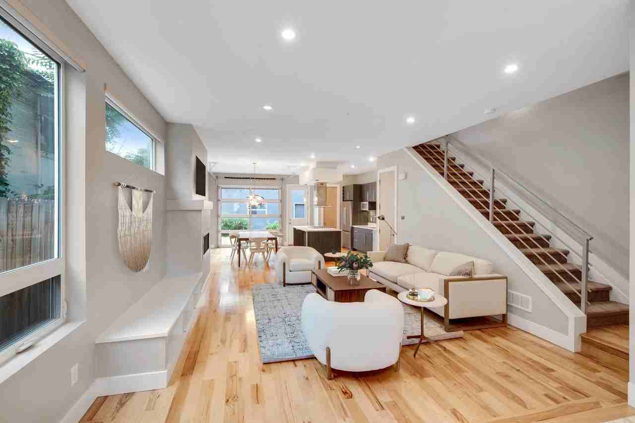 Contemporary West Highland home with great rooftop deck - Photo 4 of 24