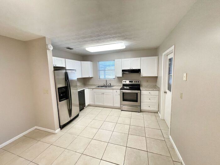 3916 Bogata Dr N - Photo 3 of 10