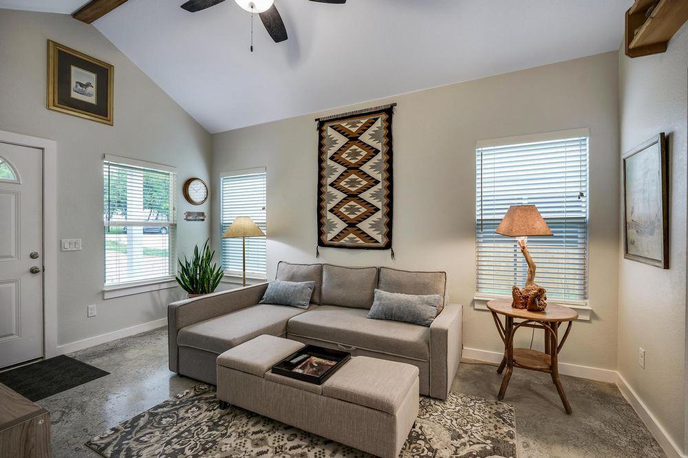 1311 Greenlawn Pkwy - Photo 2 of 10