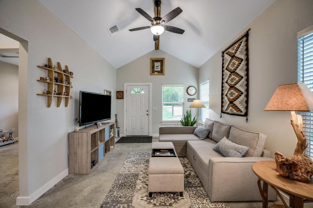 1311 Greenlawn Pkwy - Photo 3 of 10