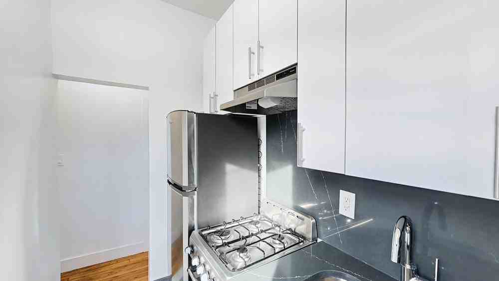 624 E 11th Street - Photo 7 of 13