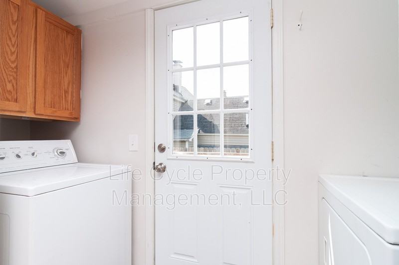 735 Emerald Ave Ne - Photo 7 of 9