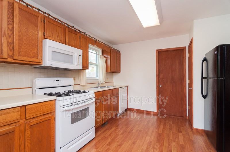 735 Emerald Ave Ne - Photo 2 of 9