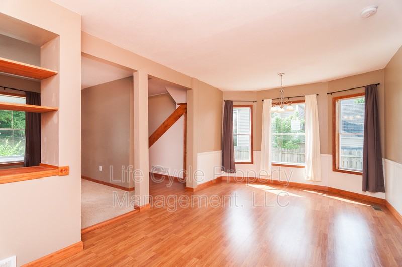 735 Emerald Ave Ne - Photo 3 of 9