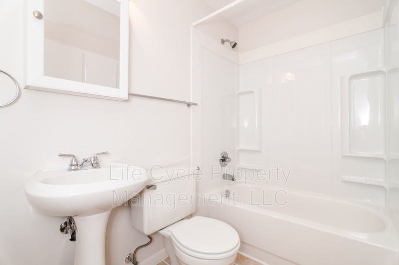 735 Emerald Ave Ne - Photo 6 of 9