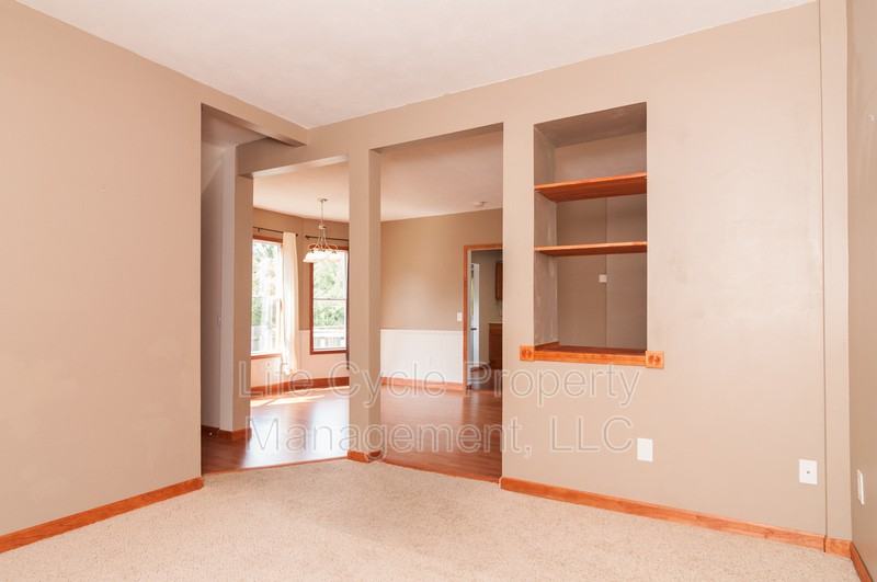 735 Emerald Ave Ne - Photo 5 of 9