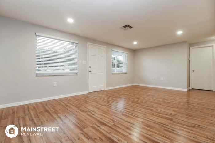 3040 Brompton Dr - Photo 3 of 15