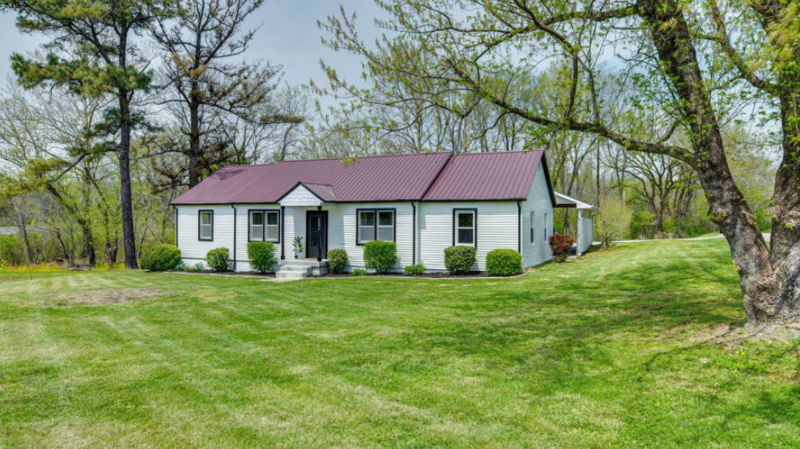 3094 Williamsport Pike - Photo 2 of 16