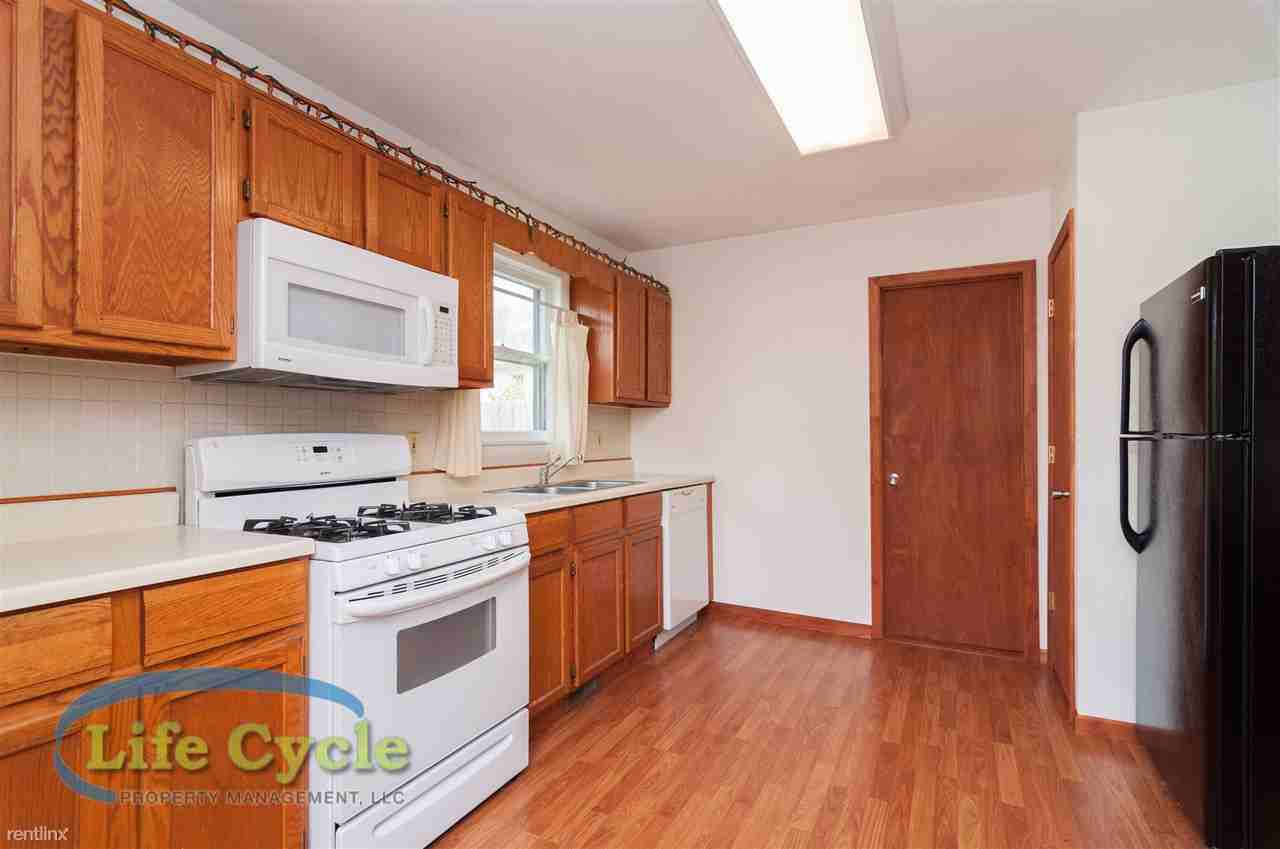 735 Emerald Ave Ne - Photo 2 of 12